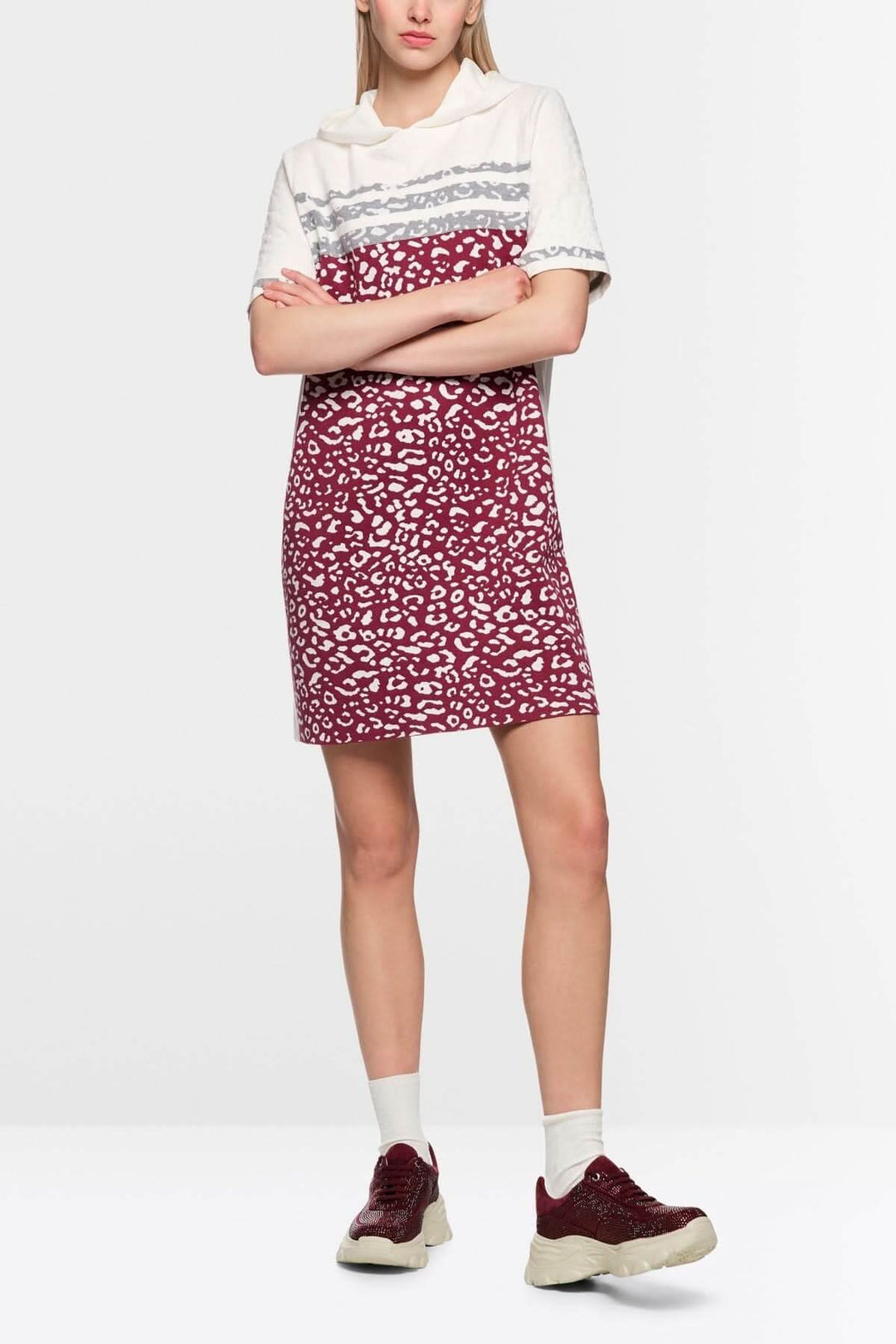 Femme portant une robe en maille léopard à capuche avec imprimé tricoté, coupe droite moderne, confortable et élégante.