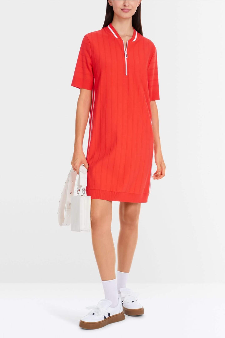 Robe en tricot fin rouge avec col zippé et manches courtes, style décontracté et moderne.