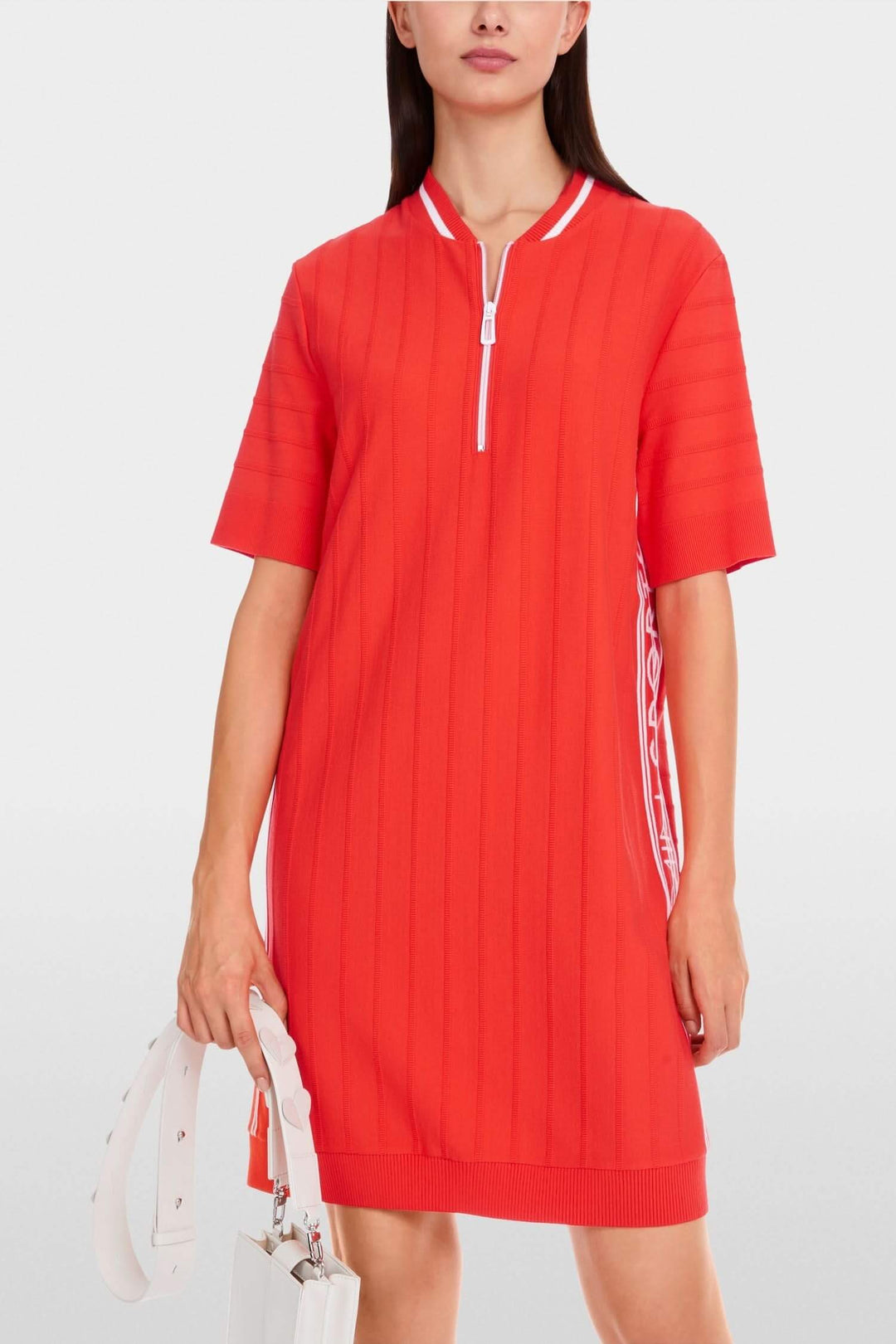 Robe courte en tricot fin rouge avec col zippé et manches courtes, style moderne et élégant.