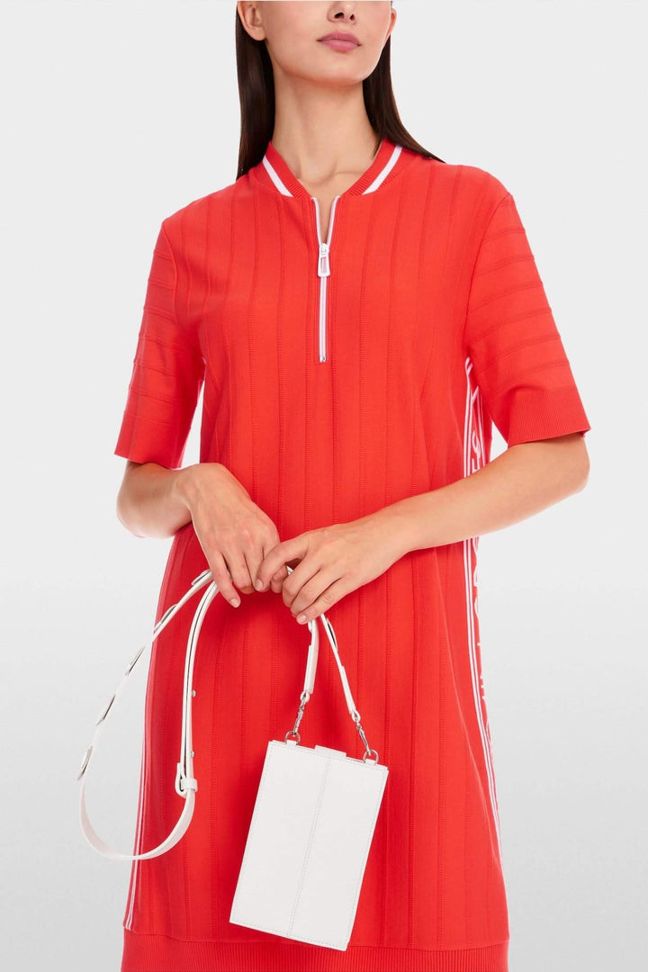Robe en tricot rouge à manches courtes avec zip et sac blanc, style décontracté.