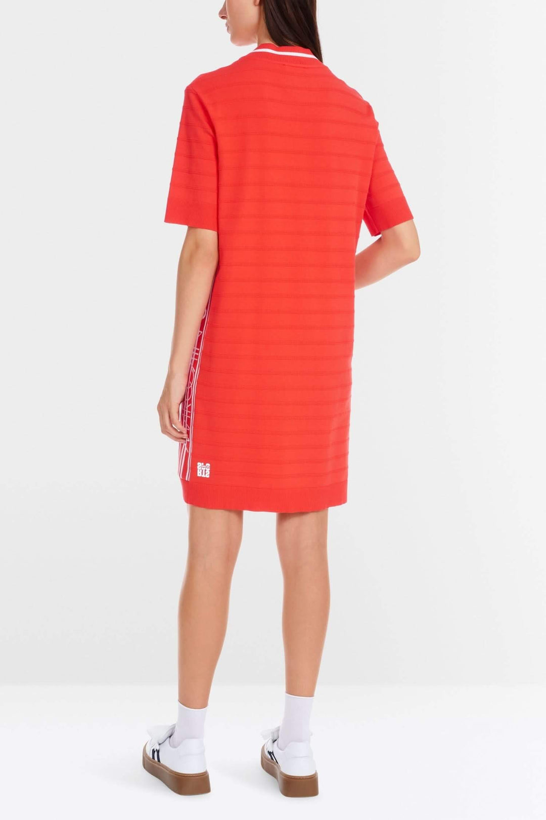 Robe en tricot fin rouge, forme droite, col claudine, manches courtes, vue arrière, style décontracté.