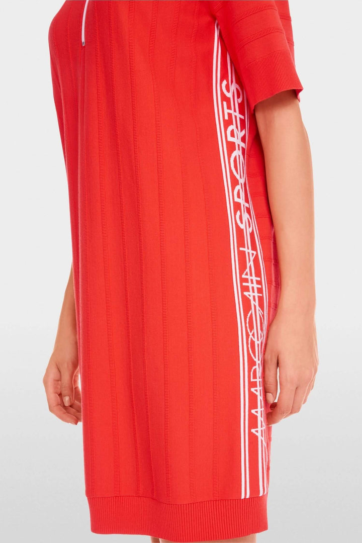 Robe courte rouge en tricot avec inscription sportive sur le côté, manches courtes et style décontracté.