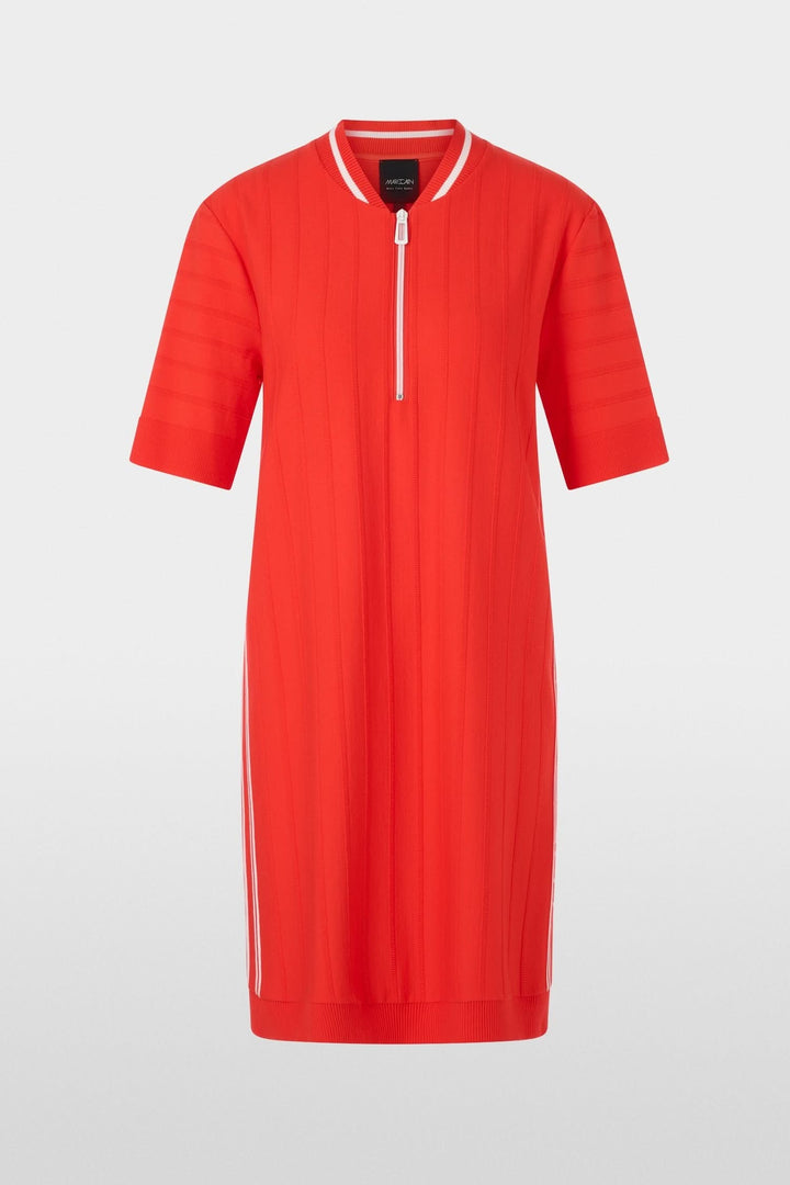 Robe en tricot fin rouge avec col zippé et manches courtes, design épuré et moderne.