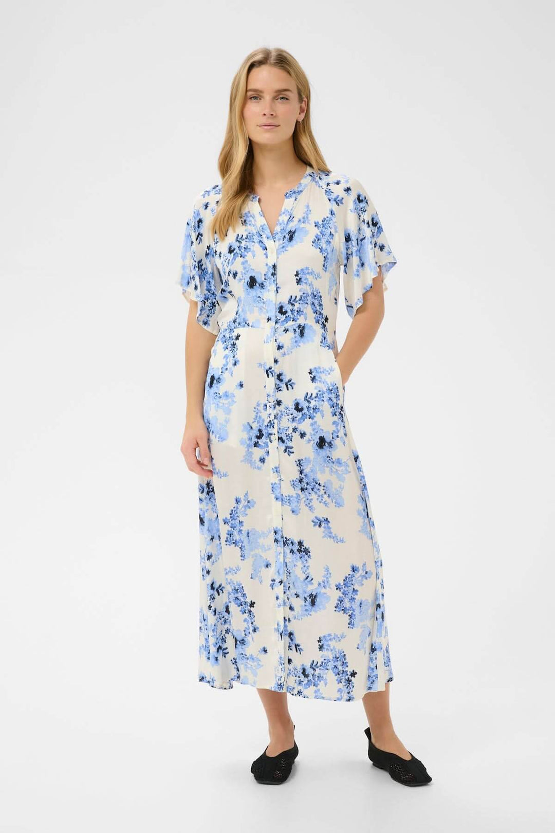 Robe fleurie Alaja, robe midi fluide avec imprimé floral bleu, coupe droite cintrée, boutonnage classique, élégante et féminine.