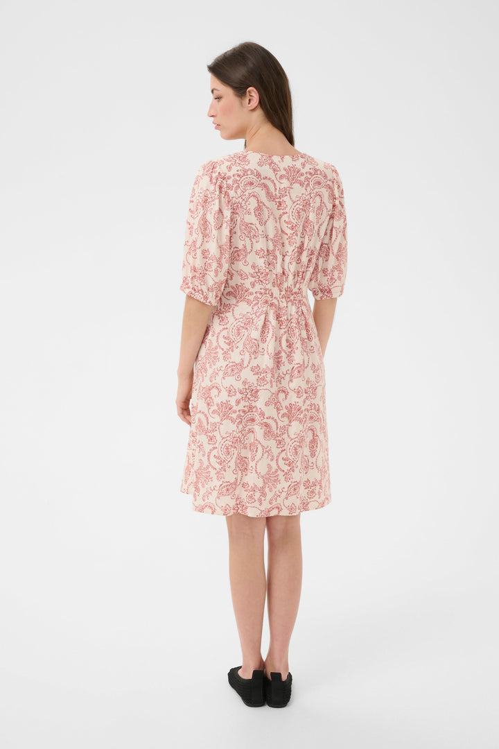 Dos de la Robe fleurie Benete, coupe fluide et féminine avec manches courtes, silhouette légère idéale pour un style décontracté.