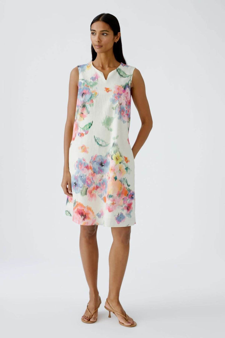 Robe féminine imprimée floral avec encolure en V, coupe en A et motif aquarelle, idéale pour un look estival.