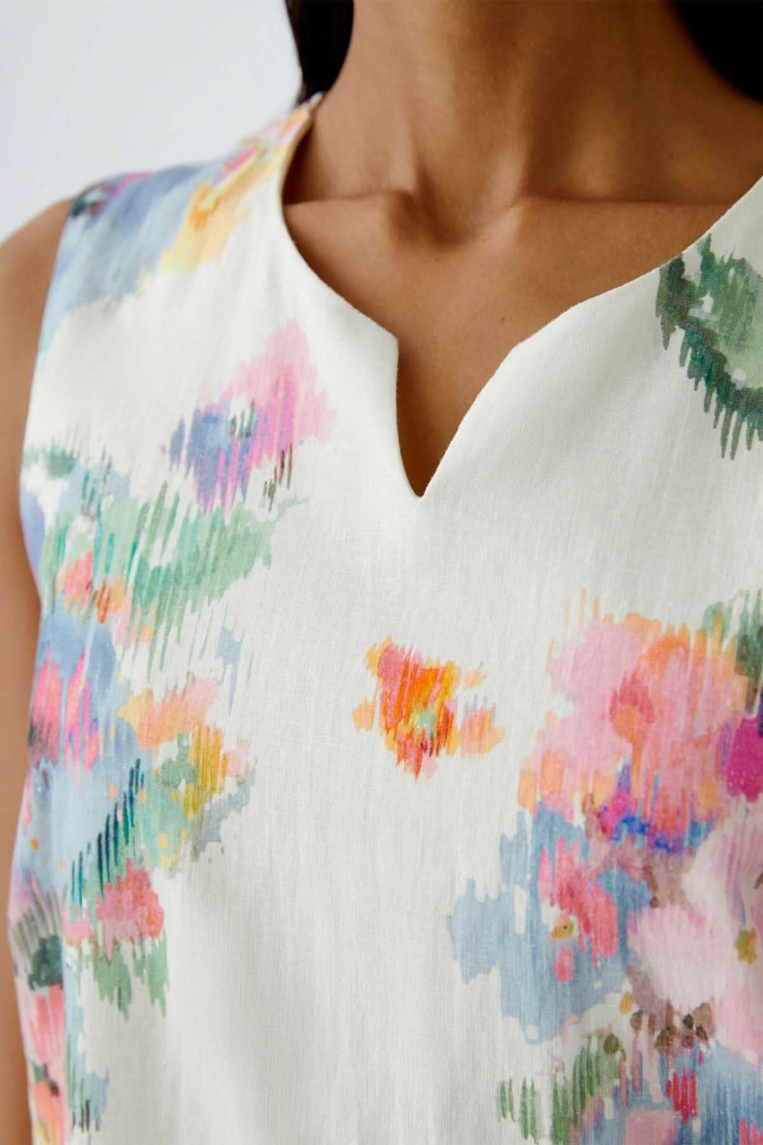 Détail de la robe féminine à imprimé floral aquarelle, encolure V et tissu léger.