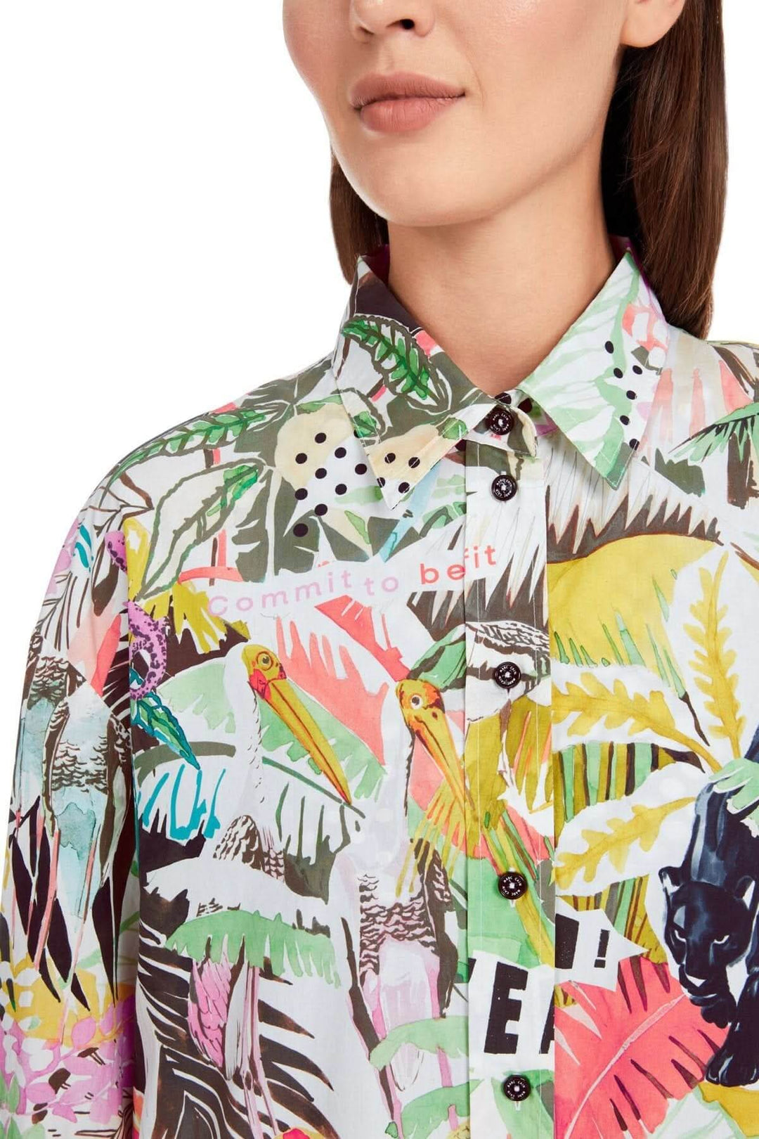 Robe imprimée jungle de la marque Rethink Together avec motifs colorés de flore et léopards.