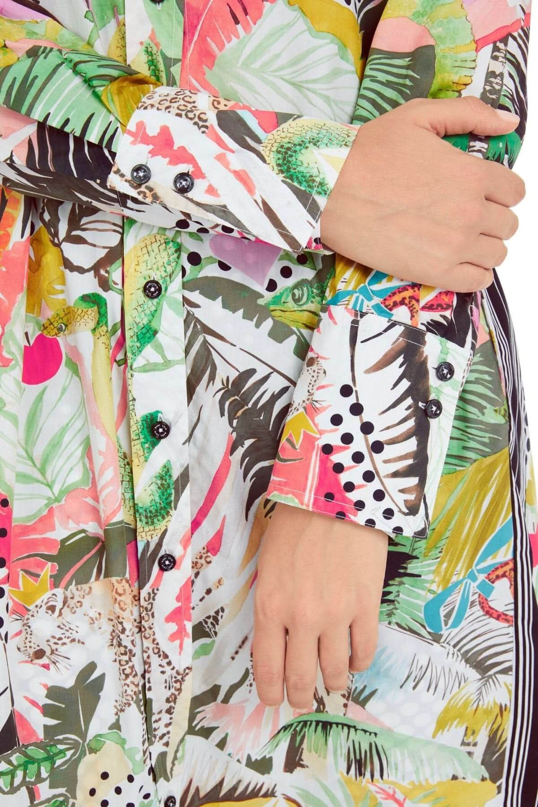Manche de robe imprimée jungle avec motifs floraux et léopard, détails colorés sur tissu léger.