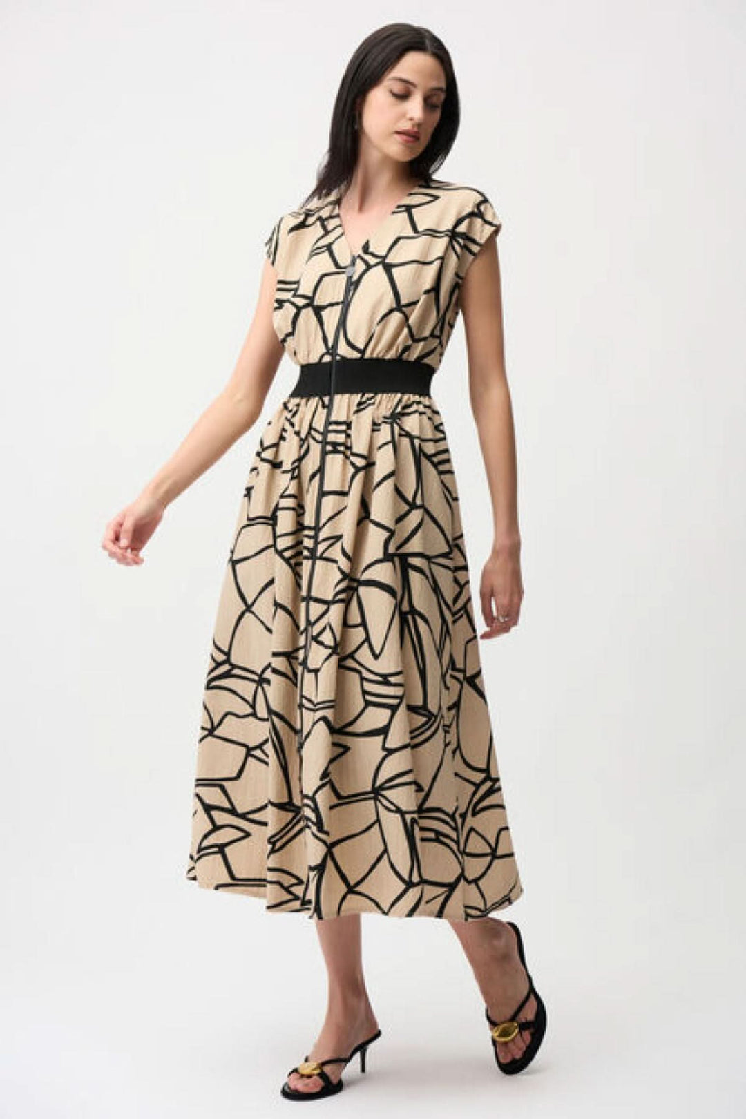 Robe imprimée à taille marquée avec imprimé graphique et ceinture contrastante, parfaite pour une occasion spéciale.