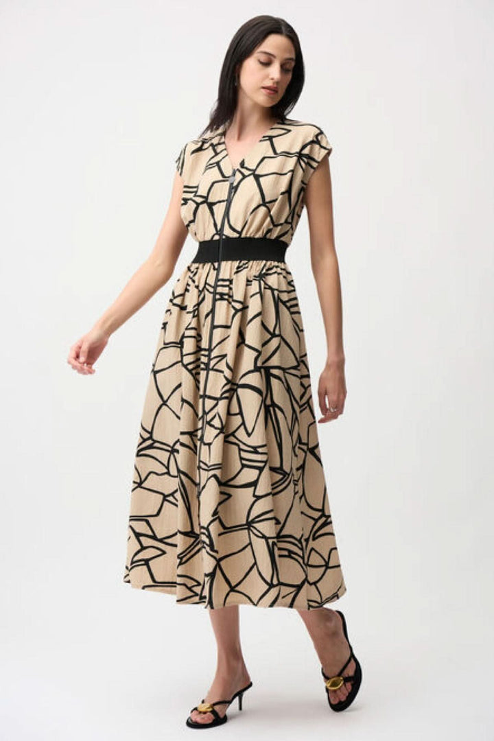 Robe imprimée à taille marquée avec imprimé graphique et ceinture contrastante, parfaite pour une occasion spéciale.