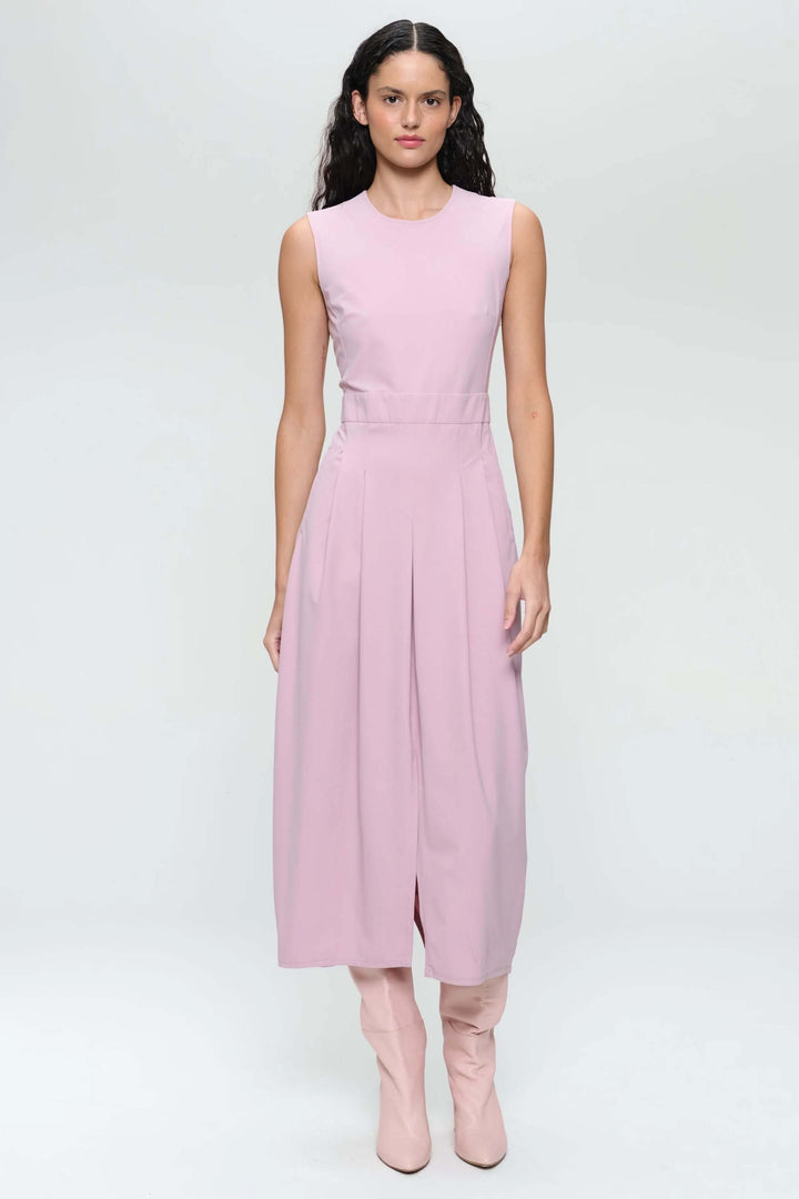 Robe longue Jackie en rose, sans manches, taille cintrée, plis creux, look moderne et raffiné pour un style unique.