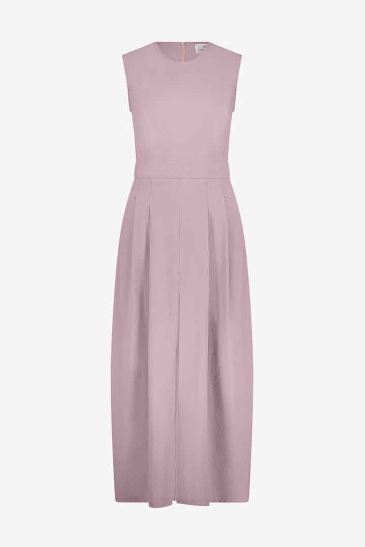Robe longue Jackie en rose, sans manches, avec encolure ronde et plis creux pour un look moderne et élégant.
