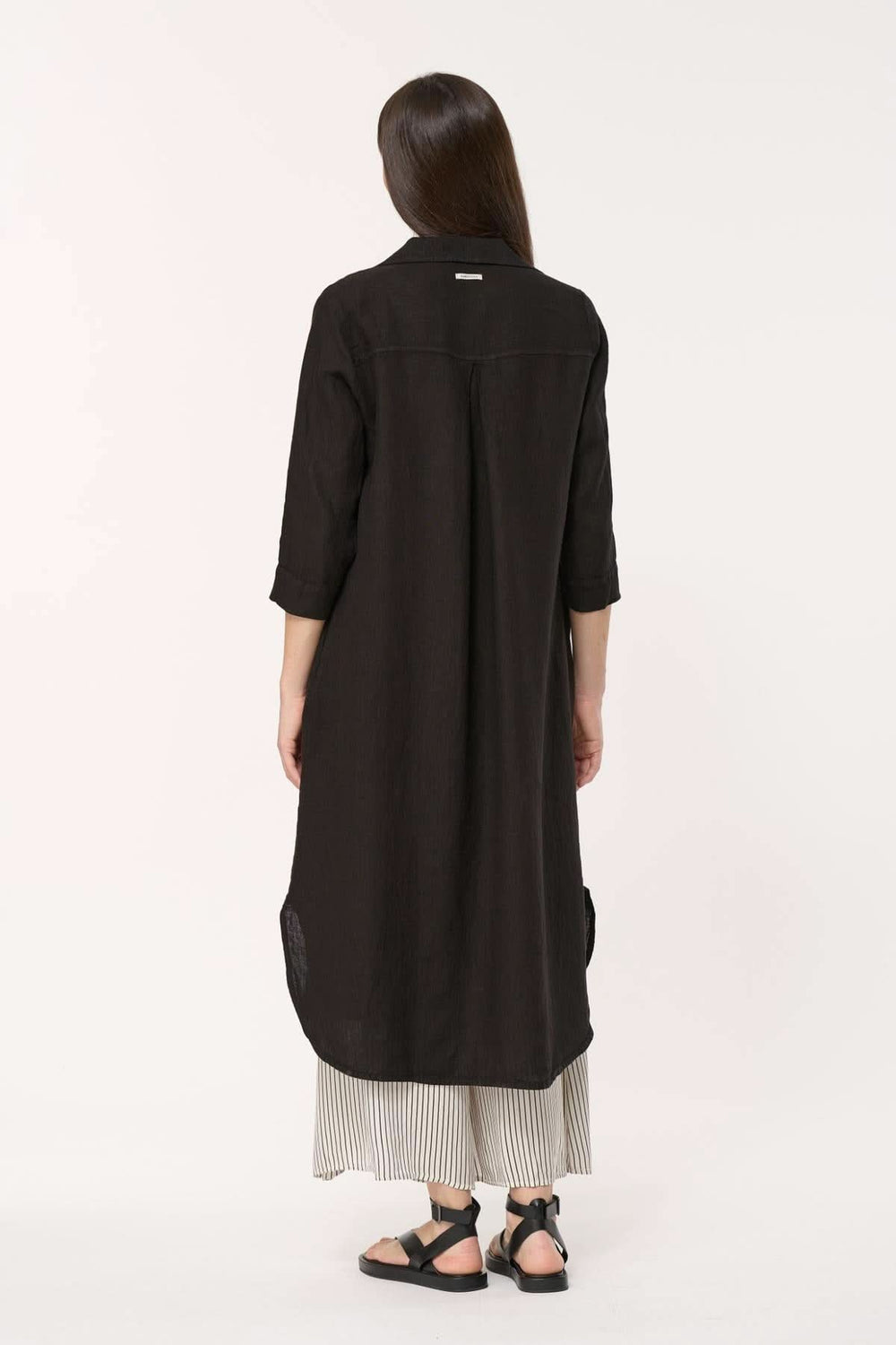 Vue arrière de la robe longue Talicia en lin noir, avec col chemise et manches longues.