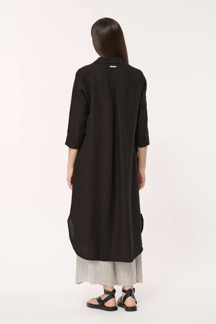 Vue arrière de la robe longue Talicia en lin noir, avec col chemise et manches longues.