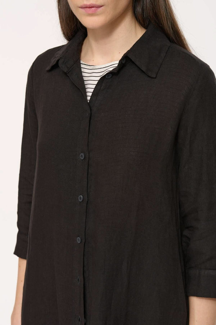 Robe longue Talicia en lin noir avec col chemise et fermeture boutonnée, élégante et confortable.