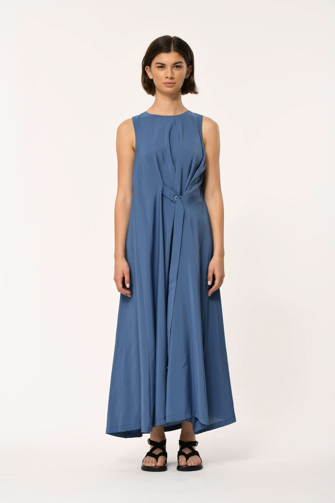 Robe longue fluide drapée sans manches LITHANE en bleu pour une allure élégante et contemporaine