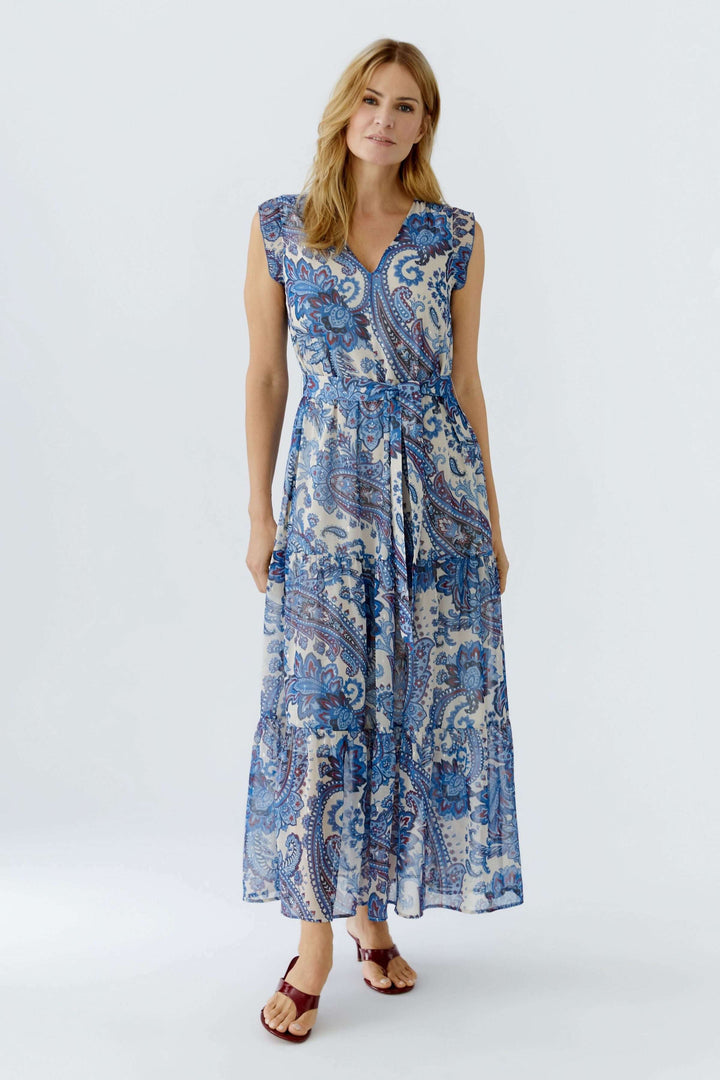 Robe longue à imprimé paisley, silhouette fluide élégante, encolure en V, sans manches, ceinture à nouer, jupe à volants, longueur midi.