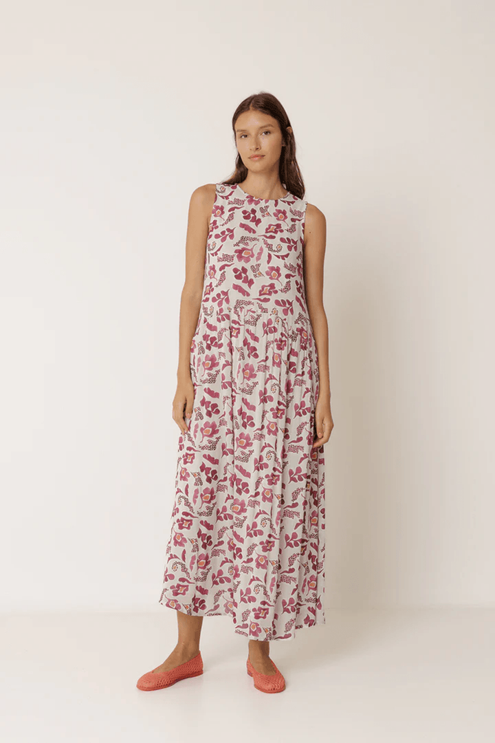 Robe longue imprimée sans manches en tissu léger avec imprimé délicat, idéale pour les journées estivales et élégantes.