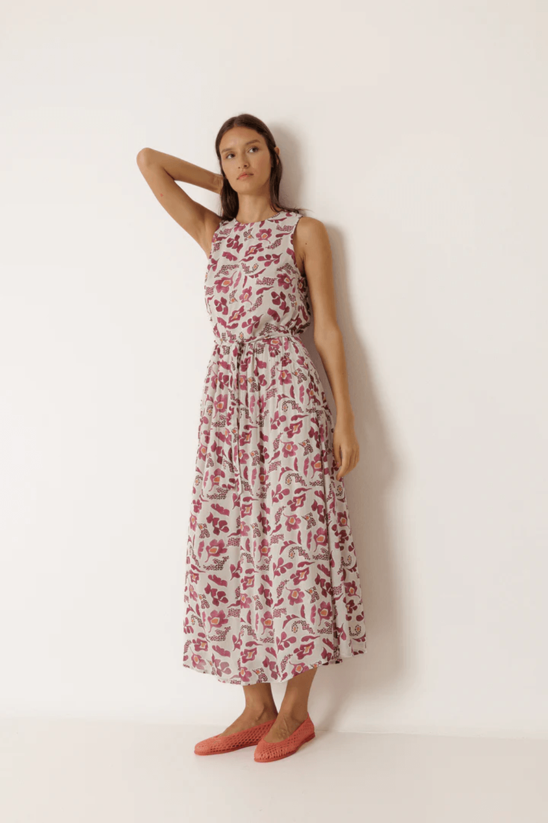 Femme portant une robe longue imprimée sans manches avec motif floral, élégante et légère pour les journées estivales.
