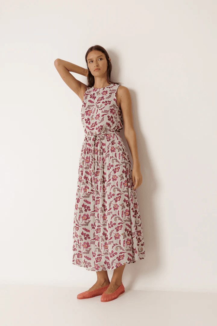Femme portant une robe longue imprimée sans manches avec motif floral, élégante et légère pour les journées estivales.