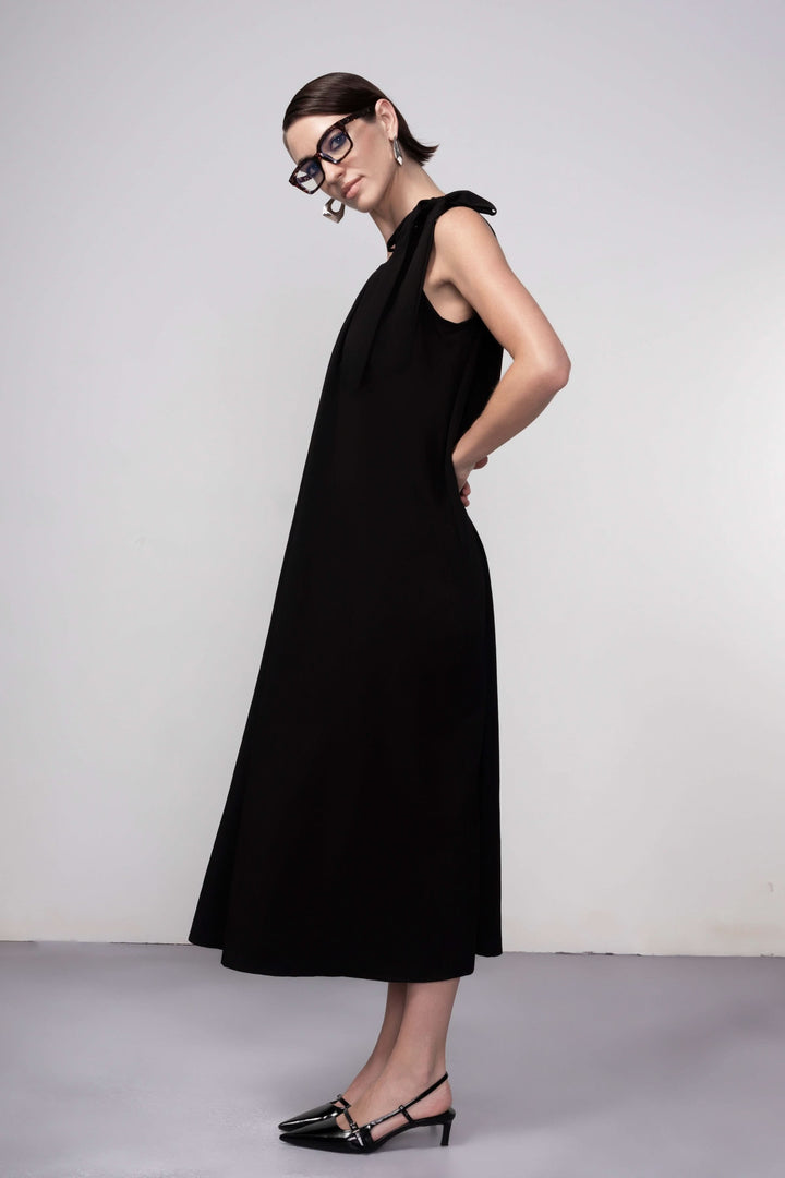 Robe longue élégante sans manches, coupe droite et fluide, encolure délicatement froncée, pour une allure moderne et minimaliste.