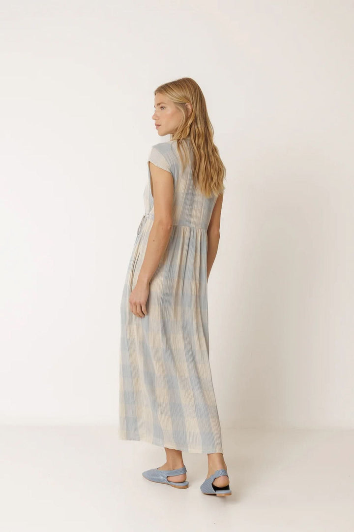 Vue arrière d'une robe longue portefeuille à carreaux, élégante et confortable, idéale pour un look décontracté ou raffiné.