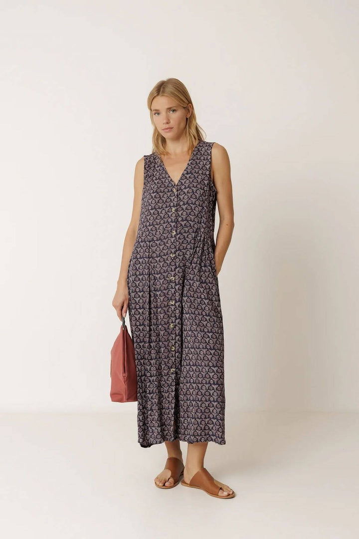 Femme portant une robe longue réversible à imprimé avec coupe fluide, idéale pour les escapades estivales et le quotidien.