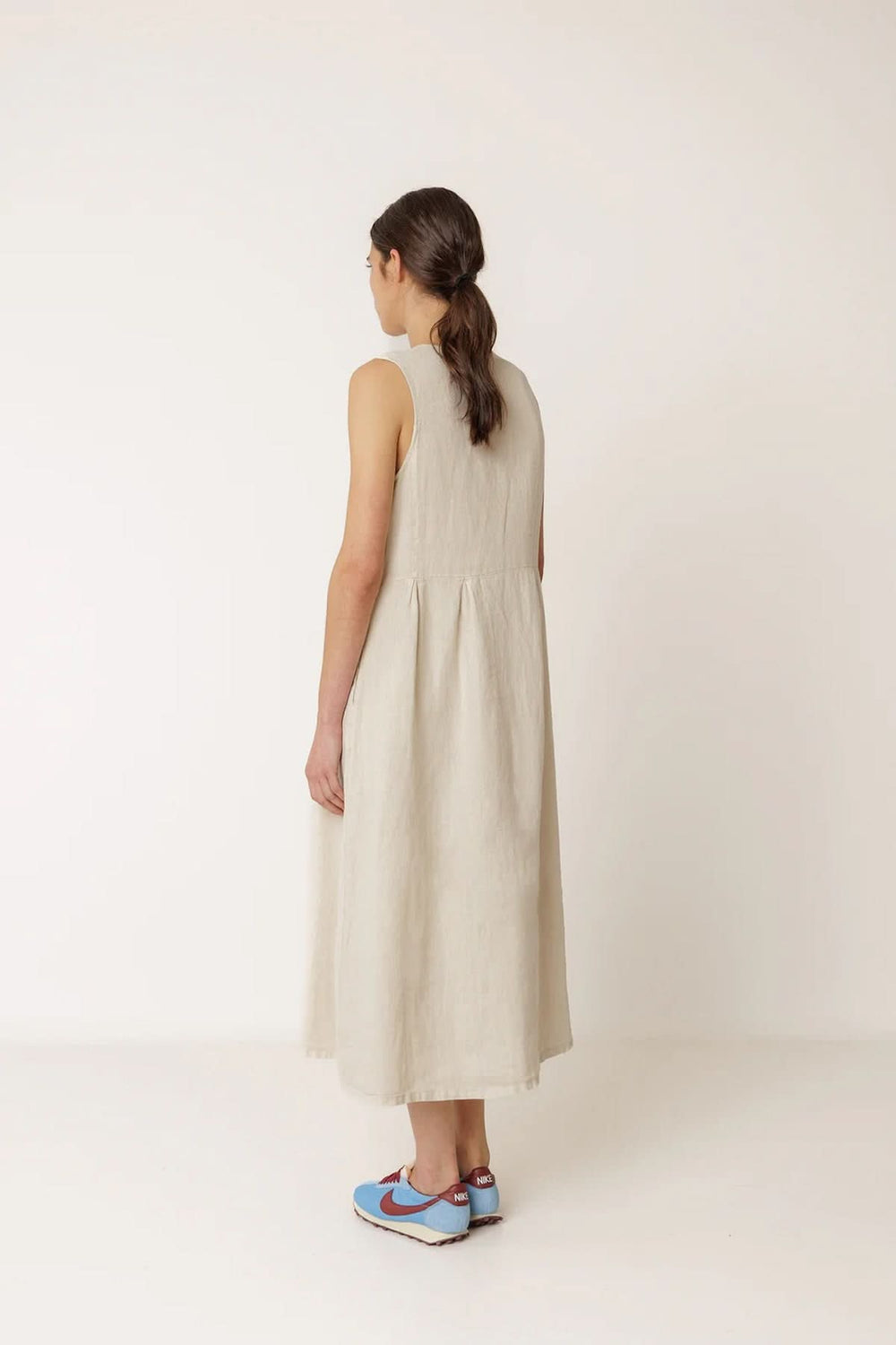 Robe longue réversible sans manches, vue de dos, encolure ronde, coupe fluide, design polyvalent, idéal pour diverses occasions.