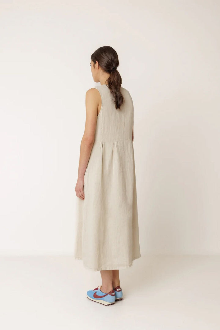 Robe longue réversible sans manches, vue de dos, encolure ronde, coupe fluide, design polyvalent, idéal pour diverses occasions.