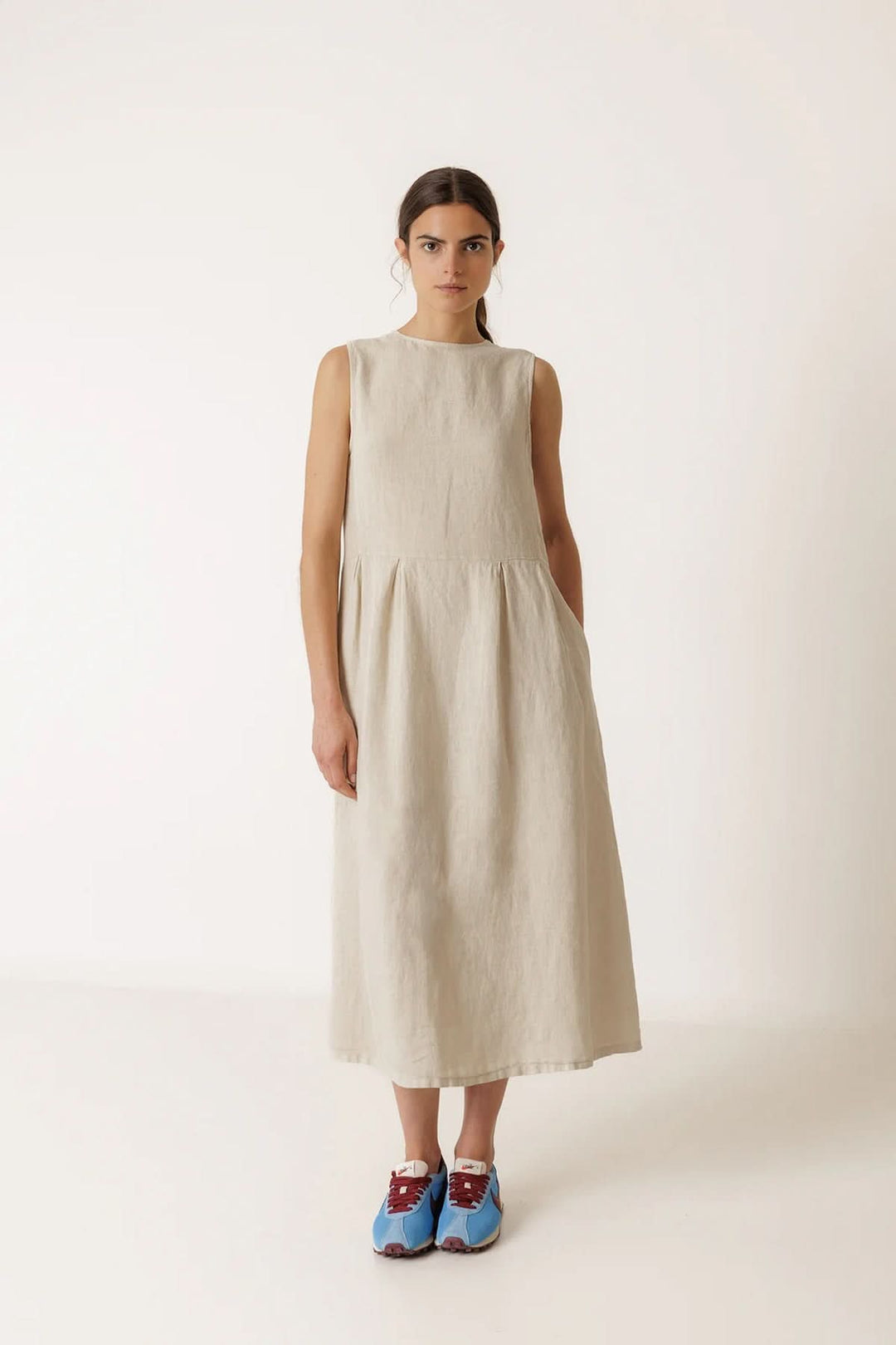 Robe longue réversible sans manches avec coupe fluide, portée par un modèle. Idéale pour un look décontracté ou soigné.