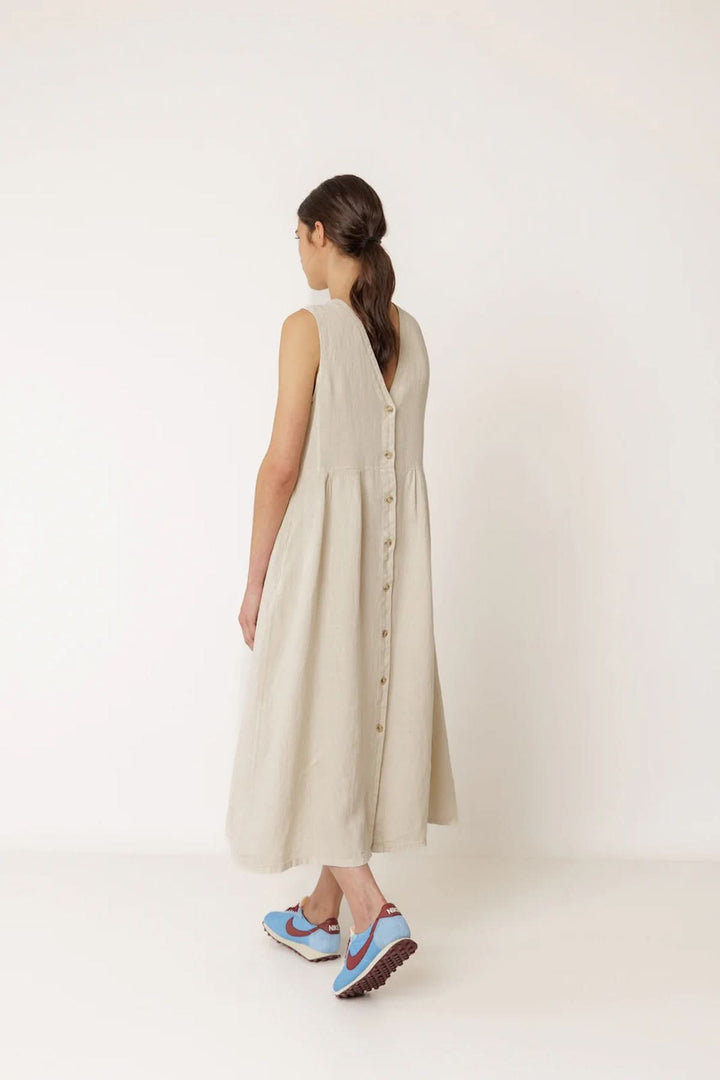 Robe longue réversible sans manches avec boutons, vue arrière, encolure ronde et coupe fluide pour un style décontracté ou soigné.