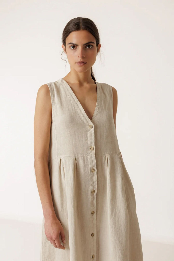 Robe longue réversible sans manches avec encolure en V, montrant le design minimaliste et polyvalent pour différents styles.
