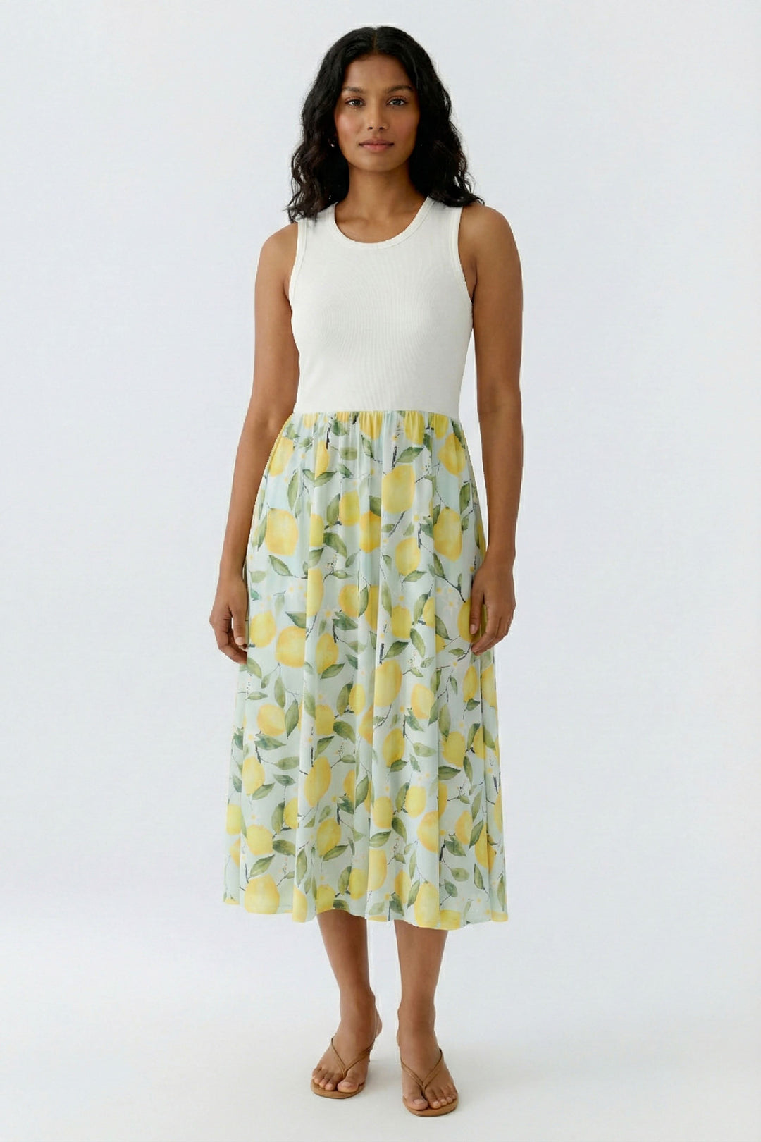 Robe longue sans manches à jupe fluide avec motif citron, silhouette féminine, haut ajusté, idéale pour toutes occasions.