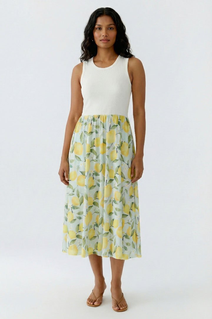 Robe longue sans manches à jupe fluide avec motif citron, silhouette féminine, haut ajusté, idéale pour toutes occasions.