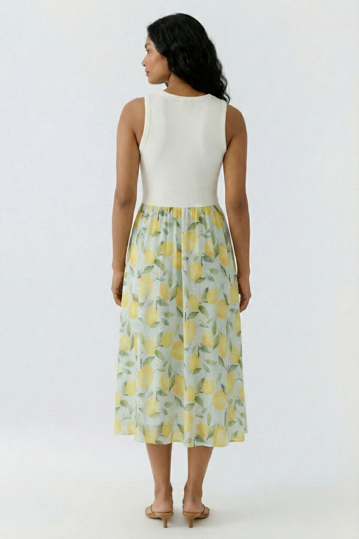 Robe longue sans manches à jupe fluide avec motifs, vue de dos montrant coupe ajustée et tissu léger pour confort quotidien.