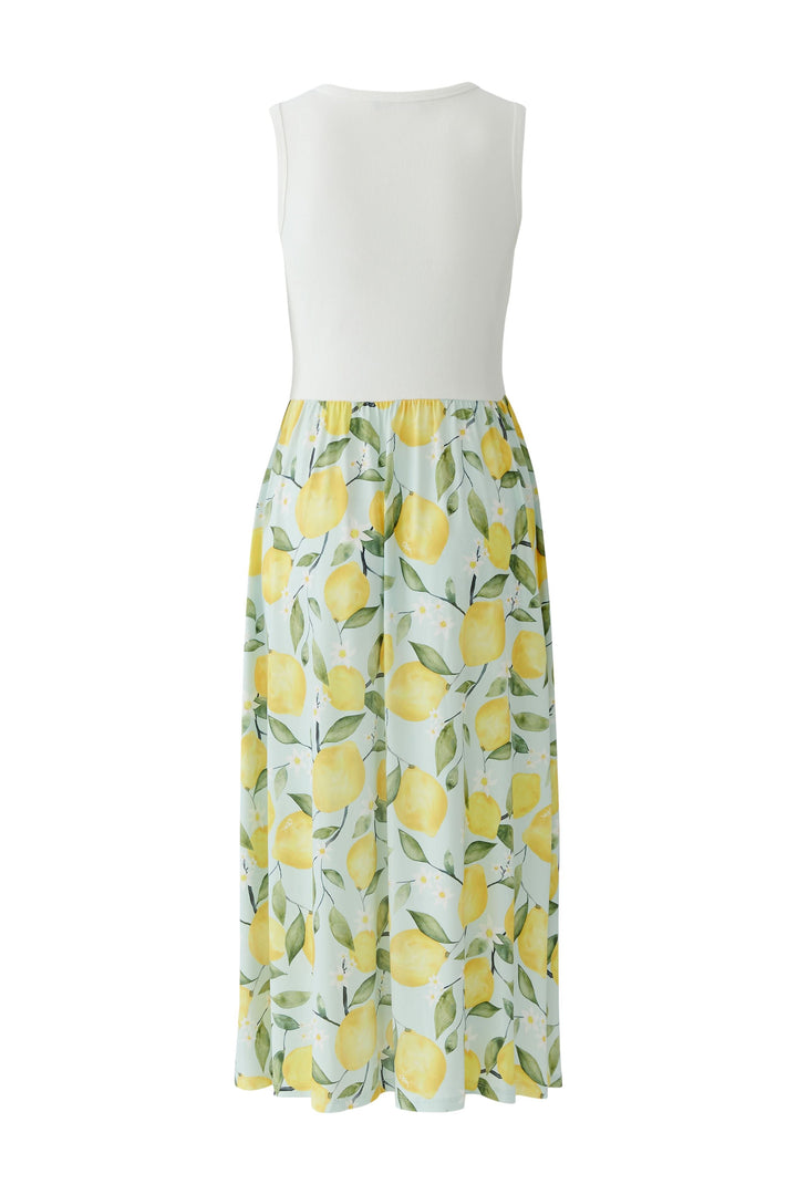 Robe longue sans manches à jupe fluide avec motifs de citrons, coupe ajustée et matière légère pour un style élégant et confortable.