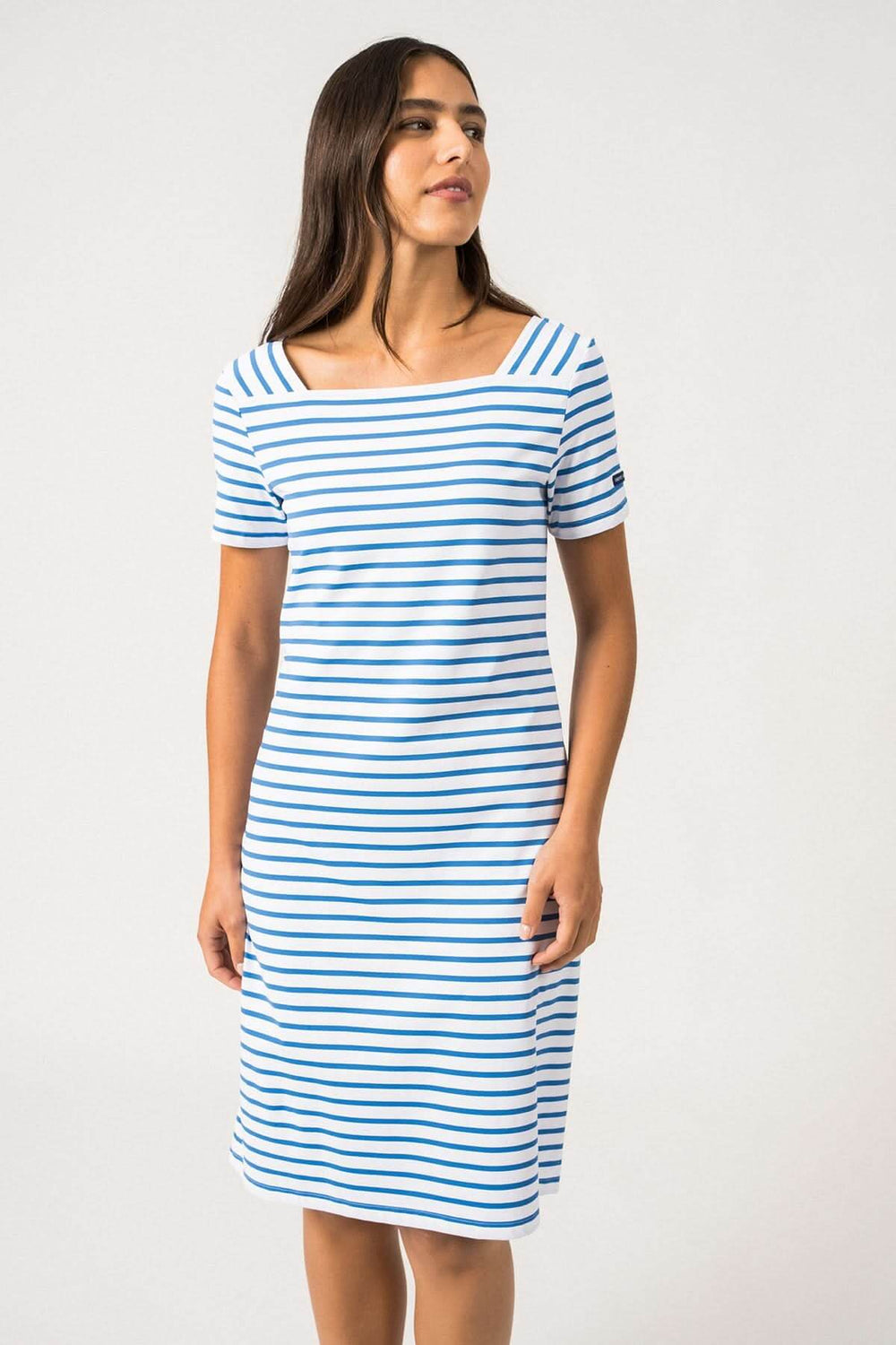Robe manches courtes à rayures bleues et blanches, en jersey, encolure carrée et coupe ajustée.