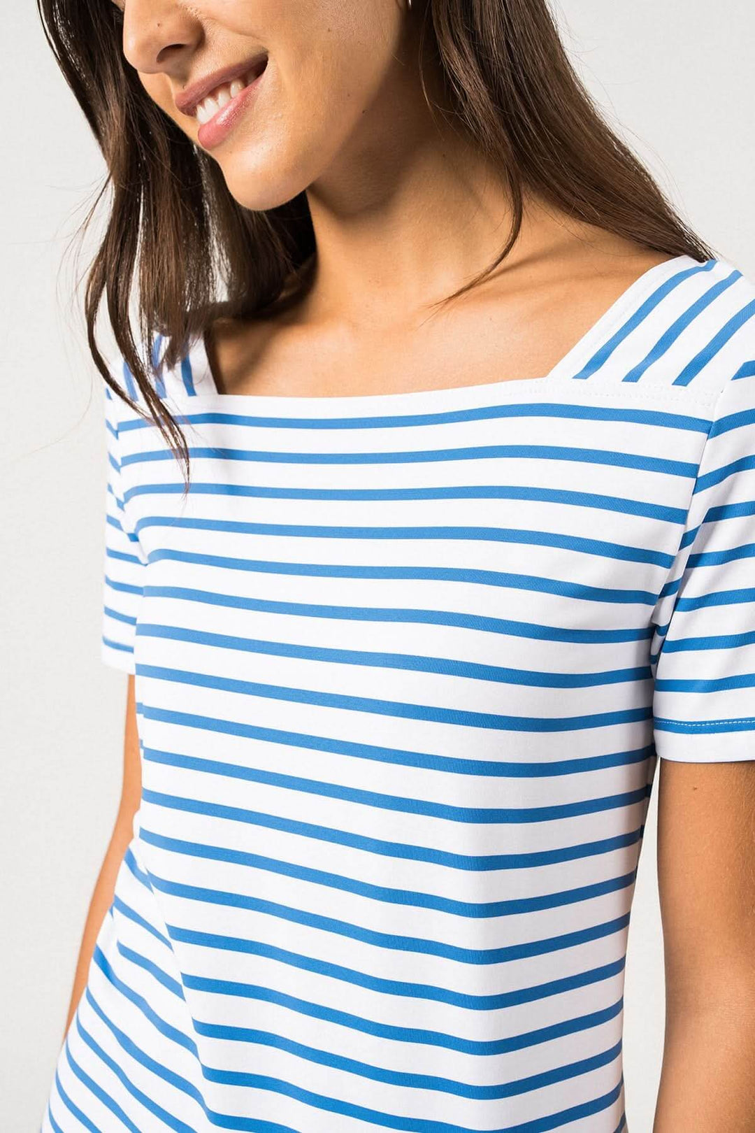 Robe manches courtes TOLEDE II en jersey rayé bleu et blanc, avec encolure carrée et coupe ajustée.