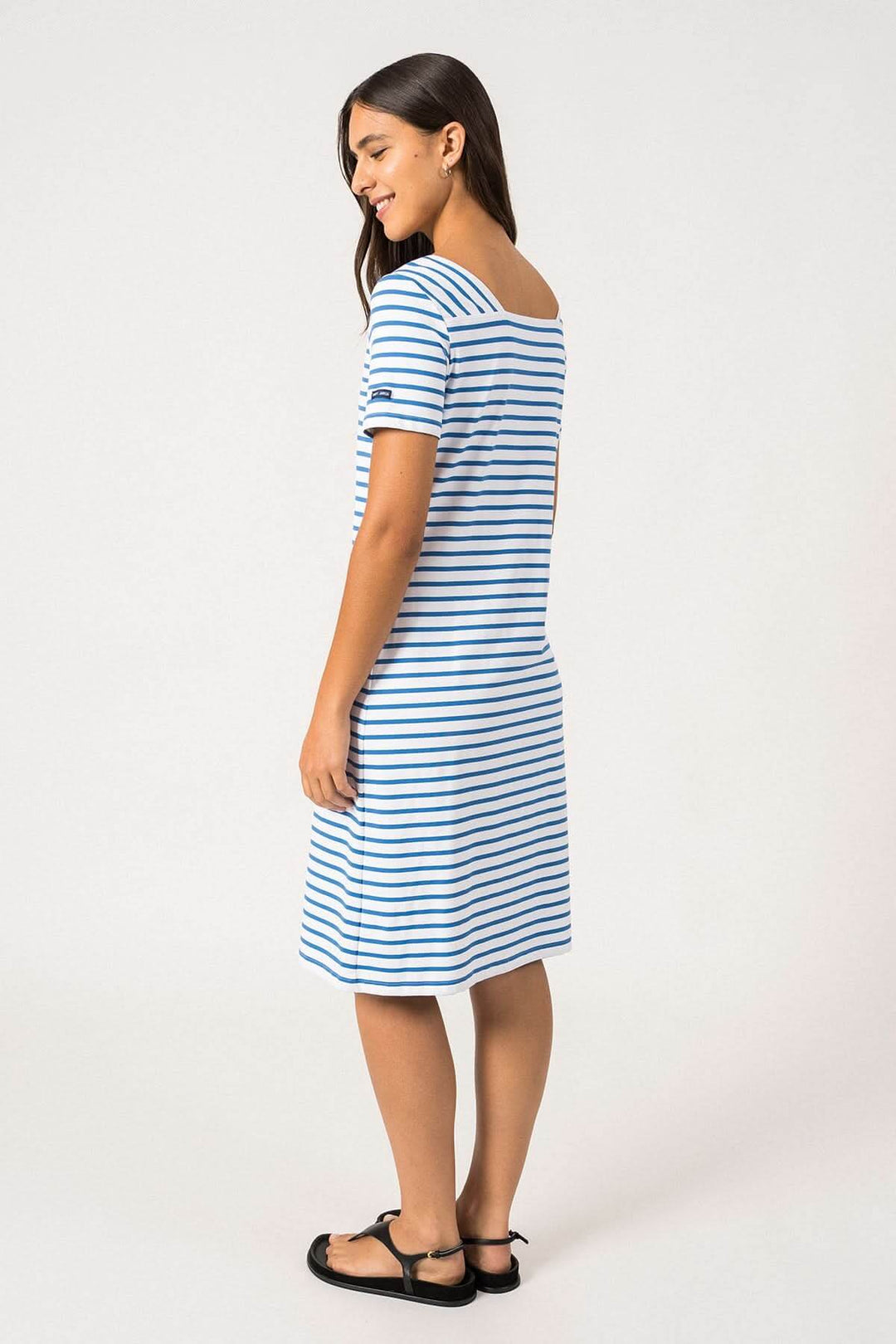 Robe manches courtes rayée en bleu et blanc, encolure carrée, longueur au dessous du genou, idéale pour l'été.