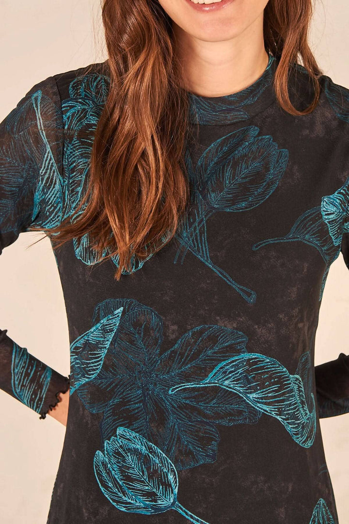 Robe à manches longues avec imprimé de feuilles turquoise sur fond noir, col monté et coupe ajustée.