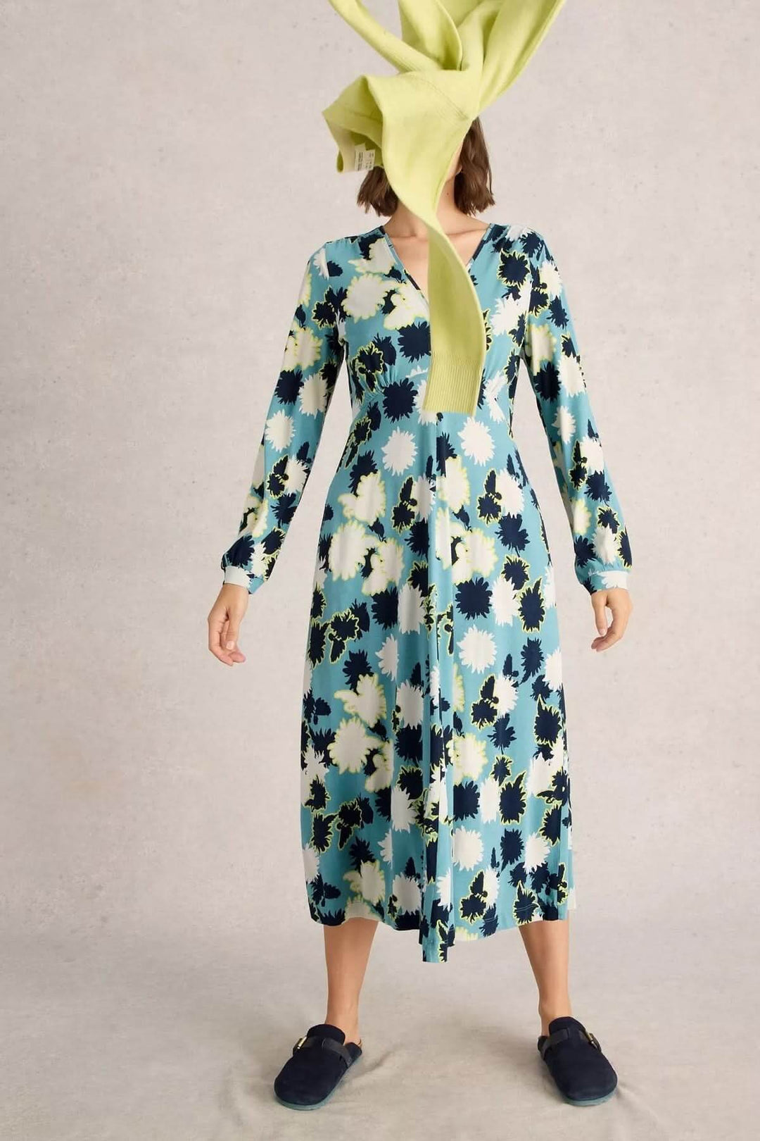 Robe mi-longue Megan en jersey, col en V, imprimé floral, manches longues, idéale pour occasions décontractées ou élégantes.