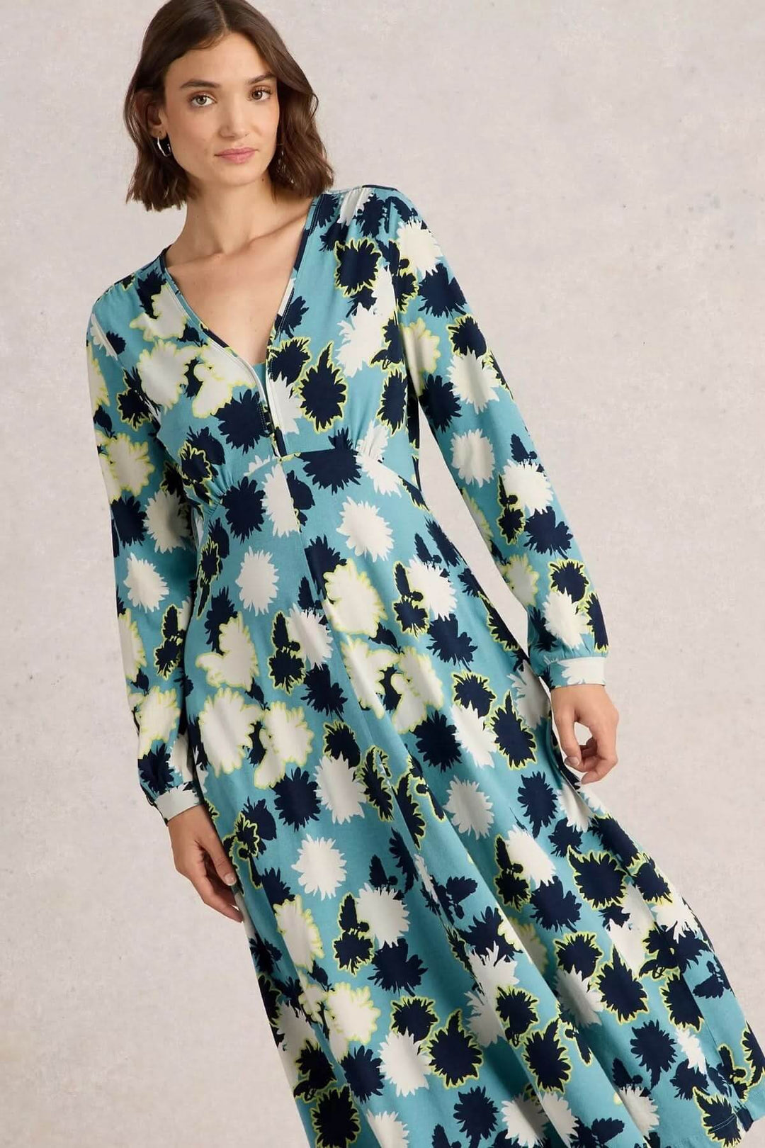 Robe mi-longue à col en V avec imprimé floral coloré, parfaite pour un look décontracté ou élégant.