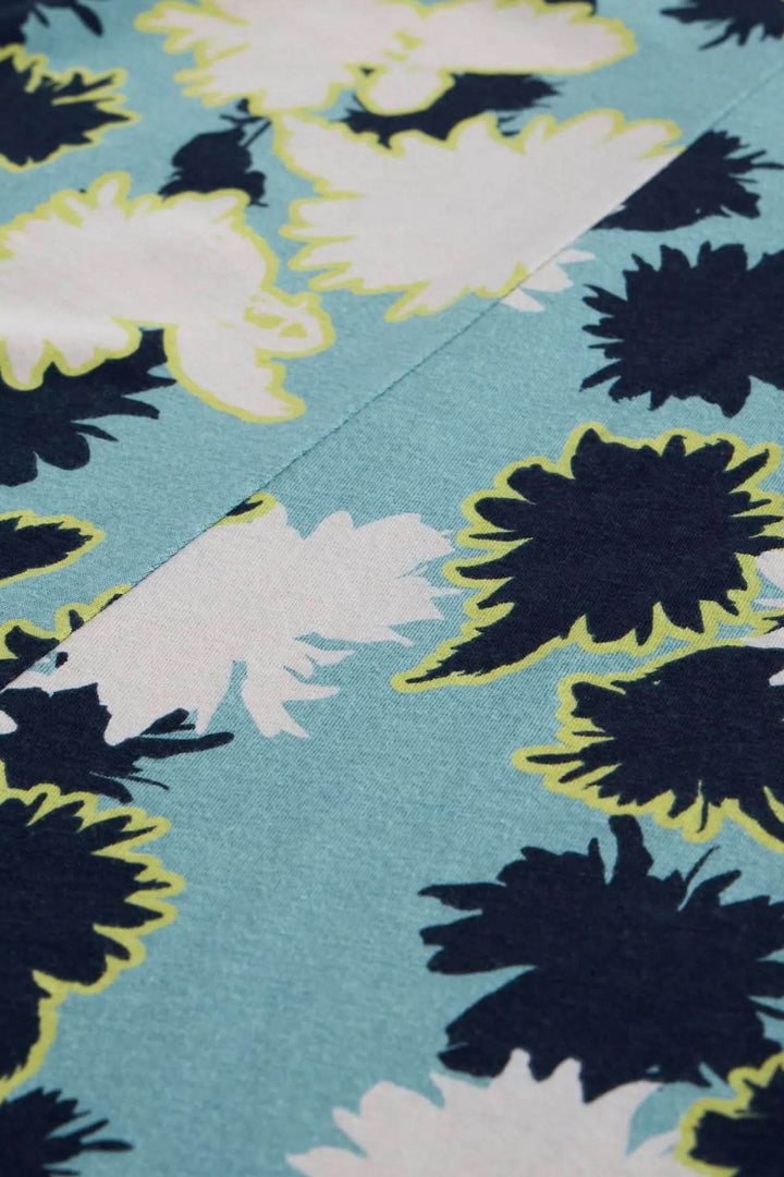 Tissu floral en bleu avec des motifs de fleurs noires, blanches et vertes, parfait pour la robe mi-longue Megan.