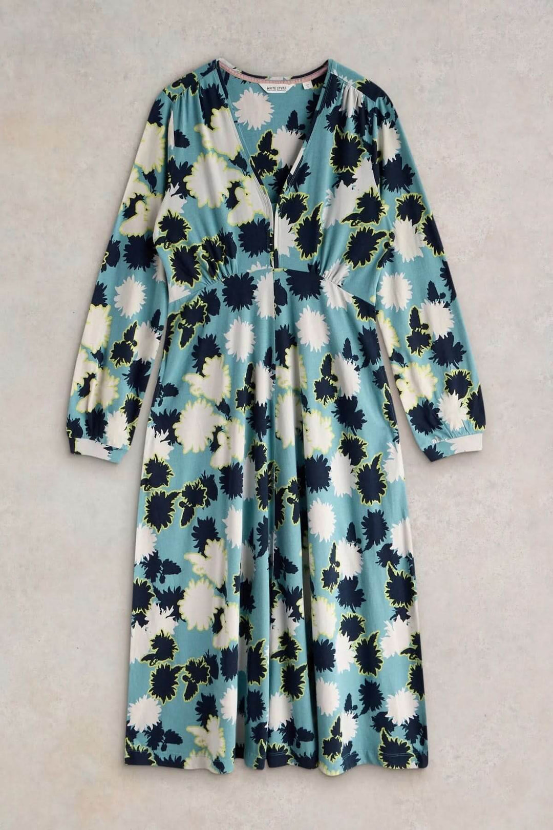 Robe mi-longue Megan en jersey avec col en V, manches courtes, motifs floraux sur fond bleu, idéale pour toutes occasions.