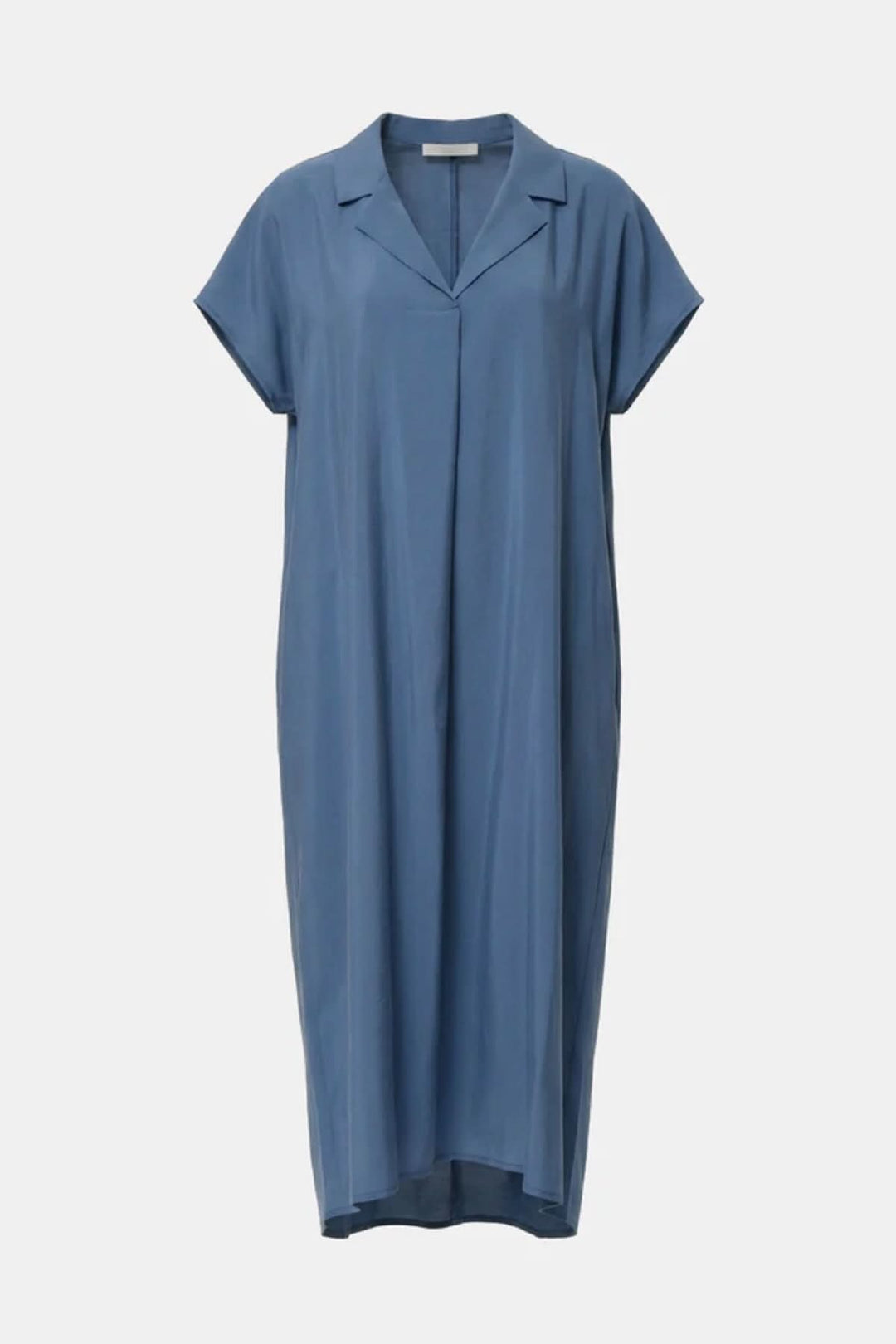 Robe midi BABETO en bleu avec col ouvert style chemise, ligne épurée et coupe ample pour un porté confortable et fluide.