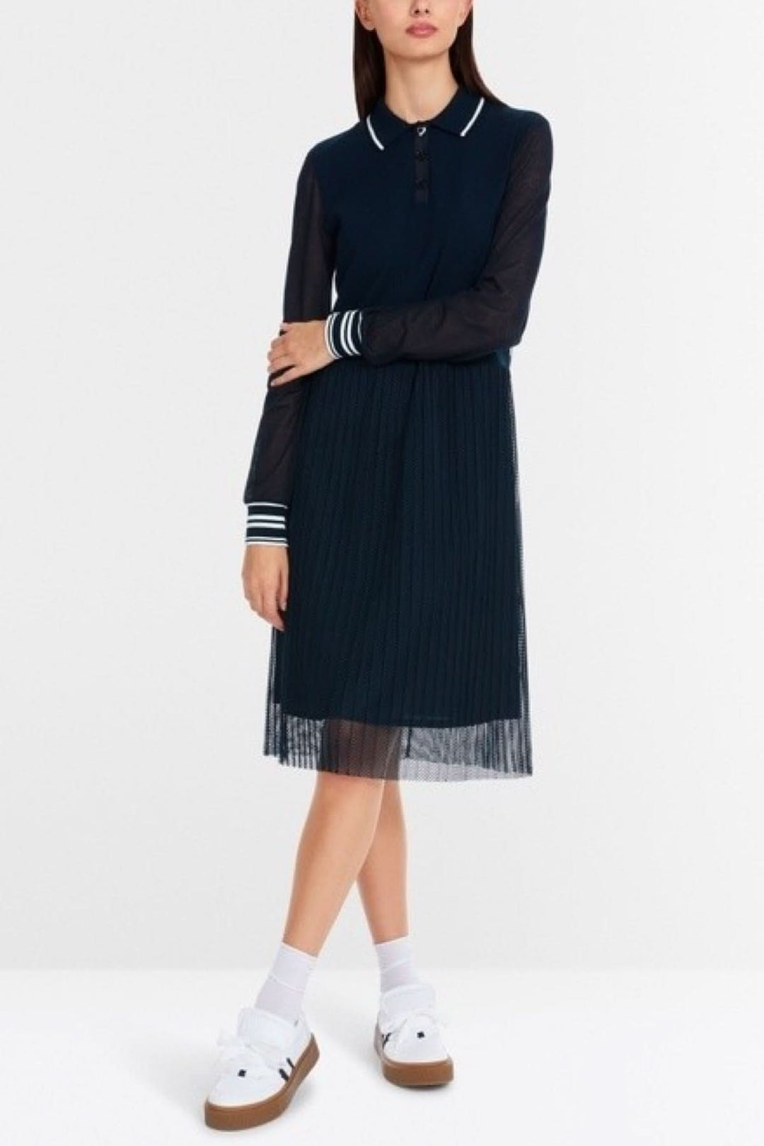 Robe midi élégante en mélange de matières, manches transparentes et jupe plissée, style raffiné et moderne.