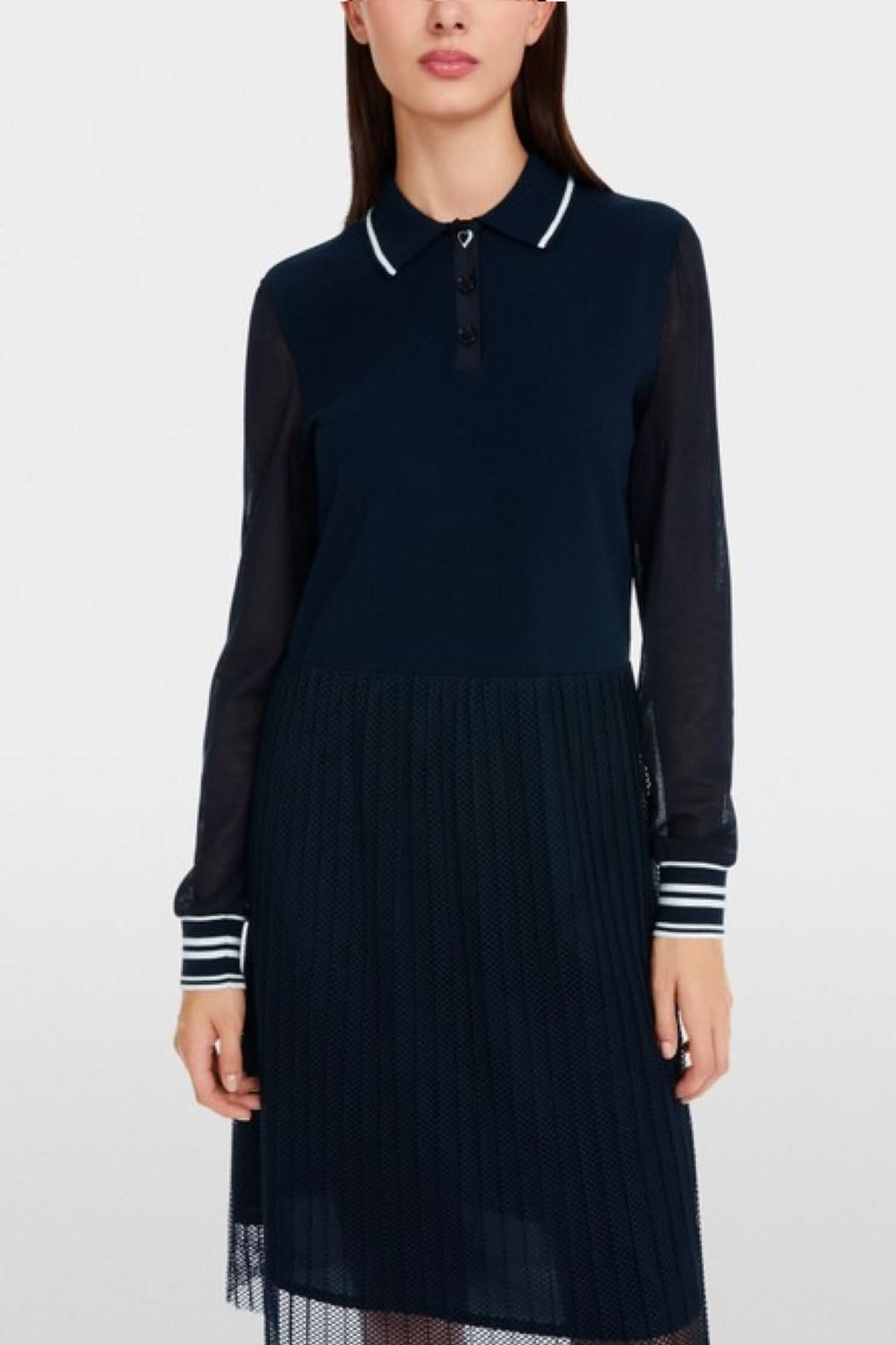 Robe midi sophistiquée avec manches transparentes et jupe plissée, détails à rayures, style moderne.