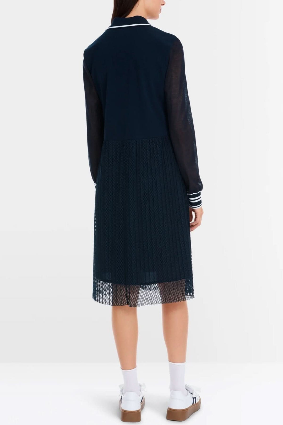 Robe midi sophistiquée avec manches transparentes et jupe plissée, détails à rayures dans le col et poignets.