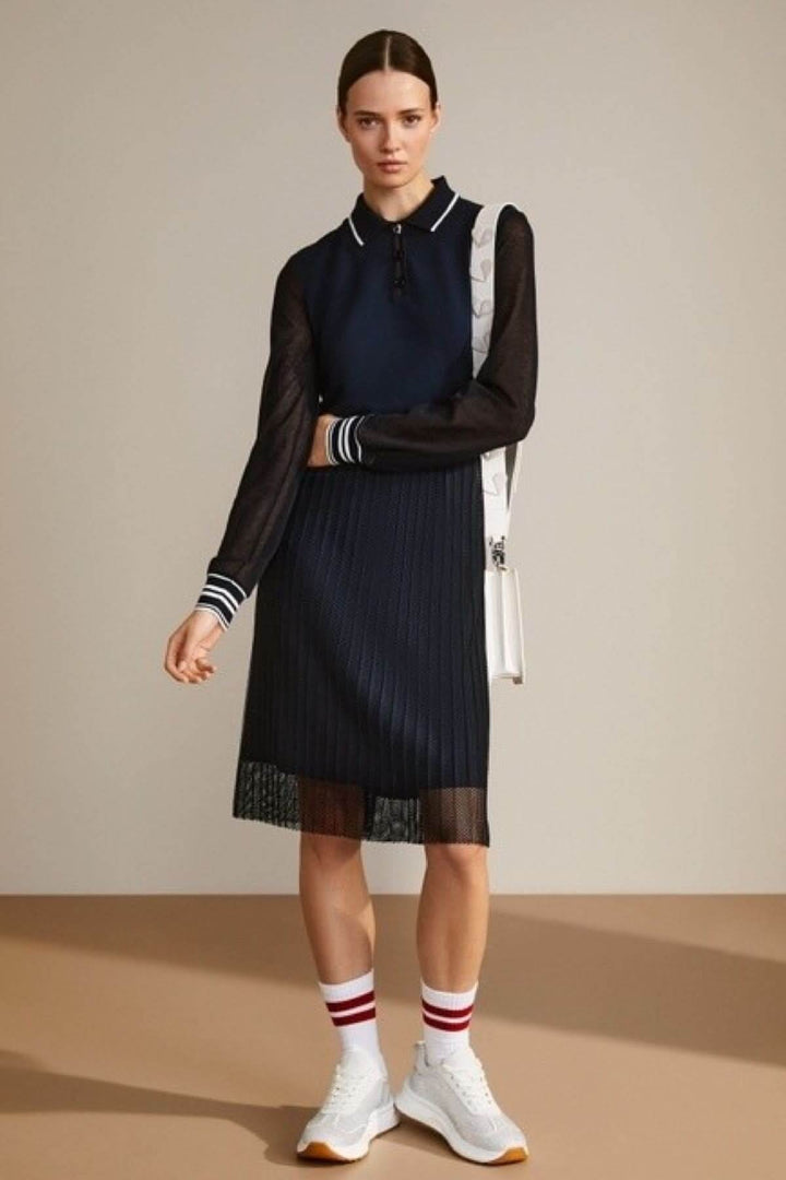 Robe midi élégante en mélange de matières, doffrant transparence et opacité, avec détails à rayures.